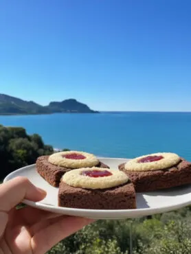 Biscotto fit al cacao con cocco e marmellata vista mare a Cefalù