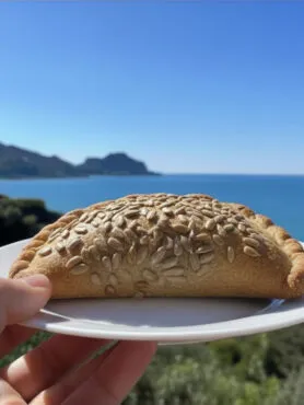 Sofficino integrale al forno con semi di girasole vista mare a Cefalù