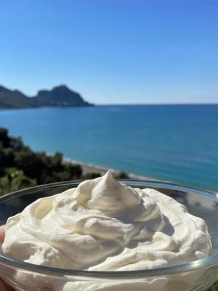 Mousse magra di yogurt su piatto bianco vista mare a Cefalù