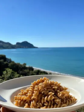 Fusilli integrali fatti in casa con vista mare a Cefalù