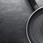 Padella antiaderente moderna con rivestimento resistente, ideale per cucinare uova, carne, pesce e verdure senza che gli alimenti si attacchino