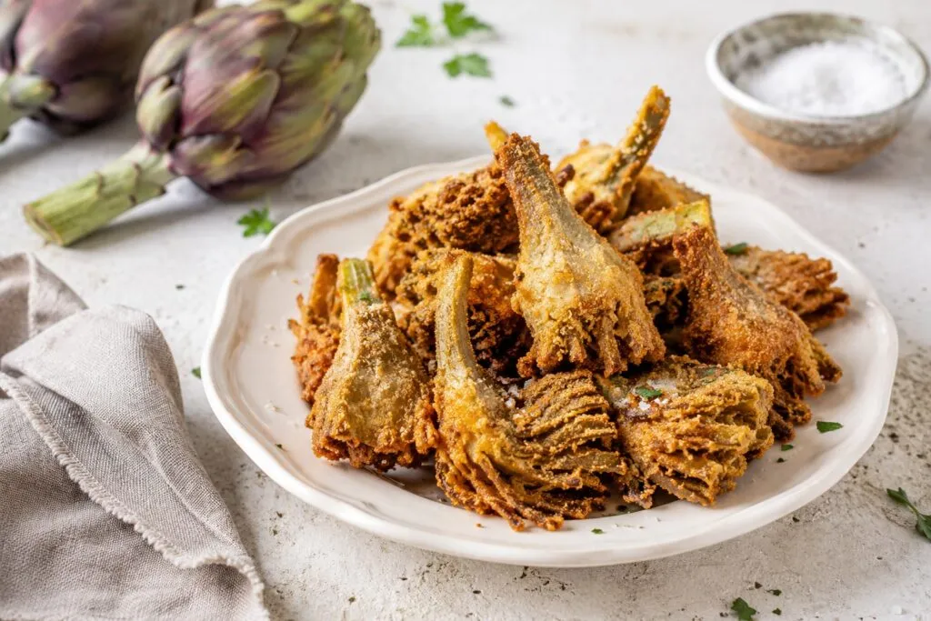 Carciofi schiacciati croccanti al limone con salsa allo yogurt
