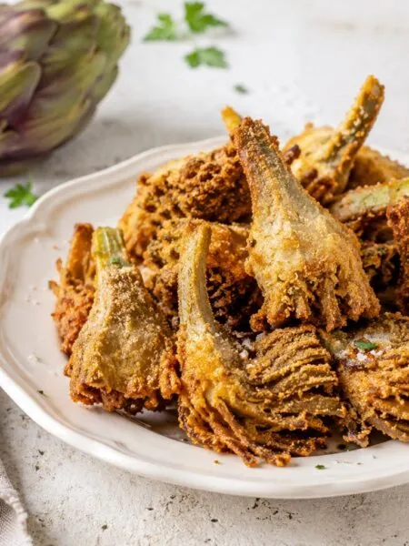 Carciofi schiacciati croccanti al limone con salsa allo yogurt
