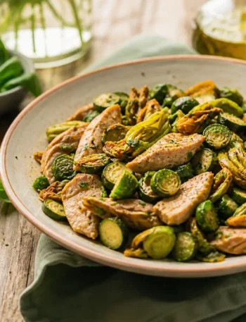 Bocconcini di salmone al tè verde con zucchine, cavoletti e fiori di zucca