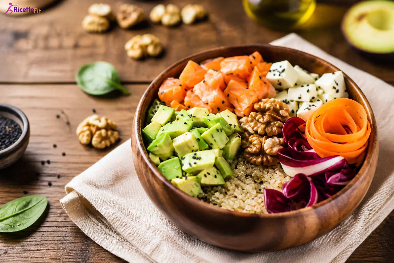 Bowl salmone avocado quinoa con feta, verdure e noci