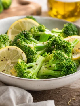 Broccoli al vapore con limone, olio extravergine e pepe nero