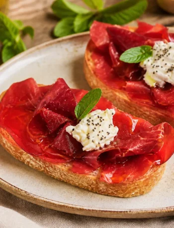 Bruschette fit con bresaola, ricotta light, semi di papavero e menta fresca
