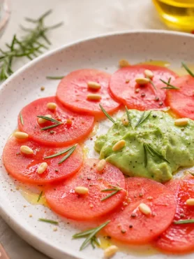 Carpaccio di anguria con crema di avocado, pinoli e rosmarino