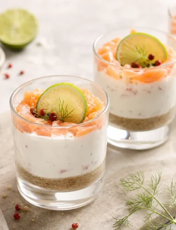 Cheesecake salata fit al salmone in bicchierini con lime e pepe rosa