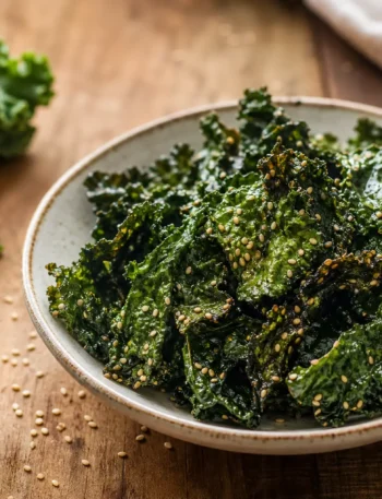 Chips di cavolo nero al forno con semi di sesamo in ciotola