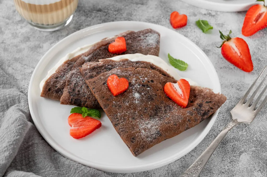 Crêpe vegan fit al cacao su piatto bianco