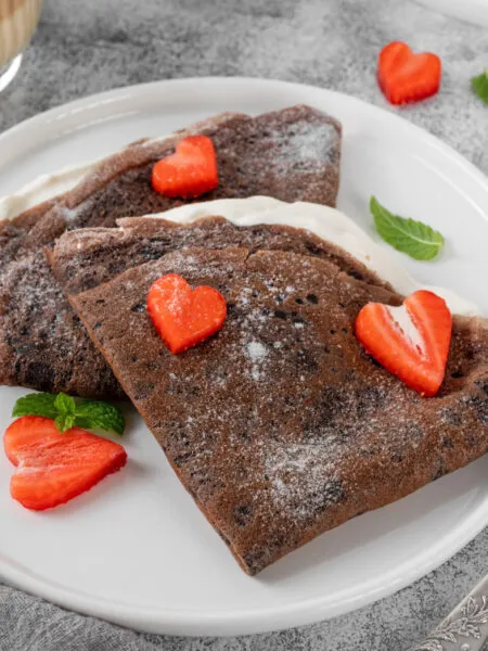 Crêpe vegan fit al cacao su piatto bianco