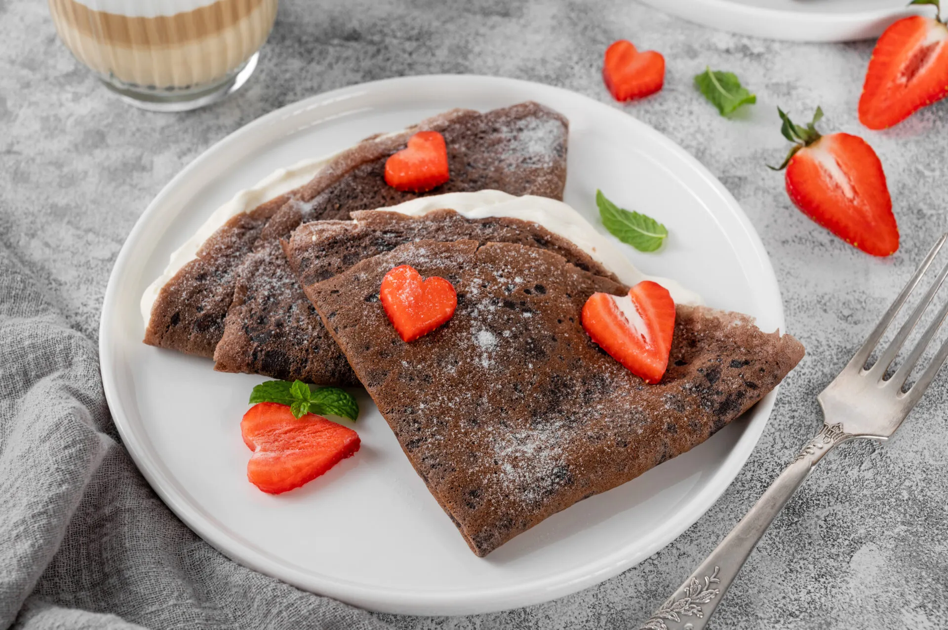 Crêpe vegan fit al cacao su piatto bianco