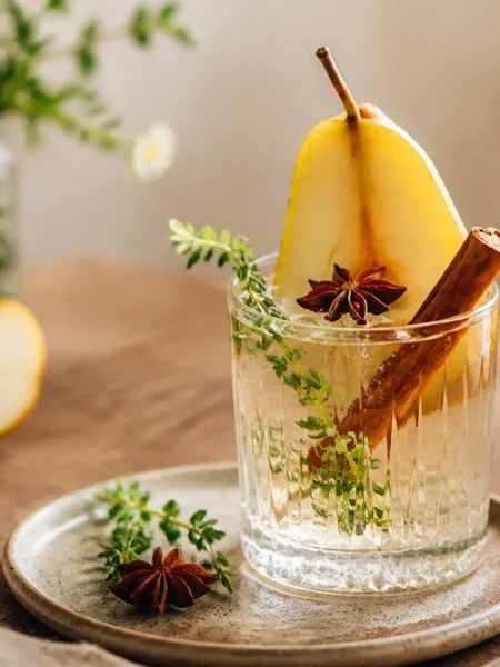 Cocktail pera e cannella con anice stellato e timo
