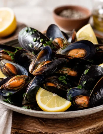 Cozze al vapore con limone, prezzemolo e pepe rosa