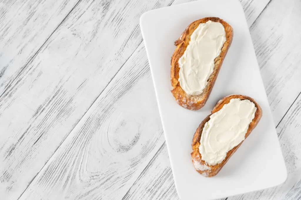 Crema pasticciera alle mele senza uova su crostino integrale