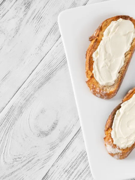 Crema pasticciera alle mele senza uova su crostino integrale
