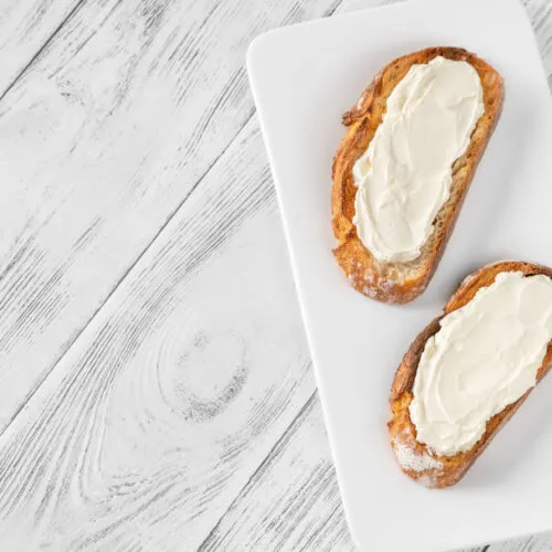 Crema pasticciera alle mele senza uova su crostino integrale