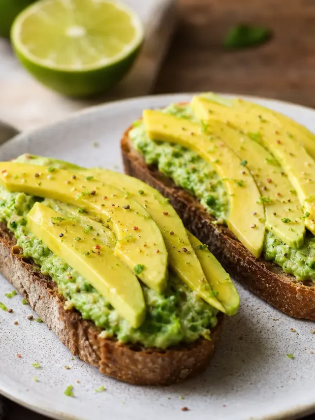 Crostoni fit di avocado, mango e lime su pane integrale
