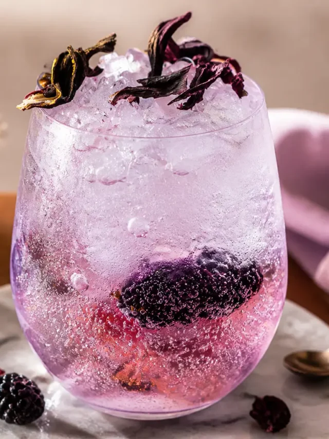 Infuso freddo di ibisco e lime con more e ghiaccio