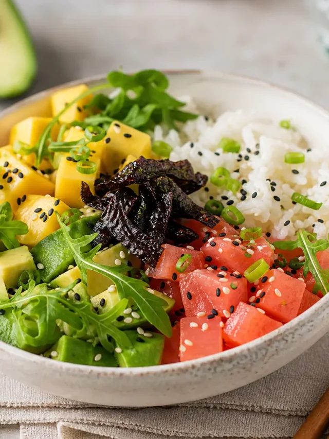 Poke bowl proteica con salmone marinato, avocado, mango e riso sushi