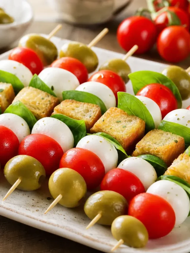 Spiedini fit con mozzarella light, pomodorini, olive verdi, basilico e crostini