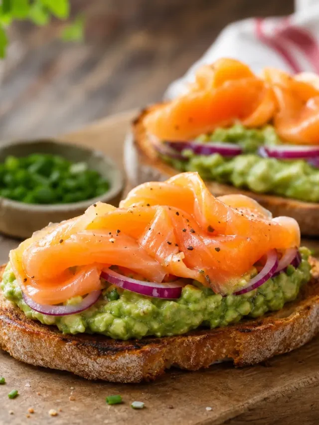 Toast low carb con salmone affumicato, avocado e cipolla rossa