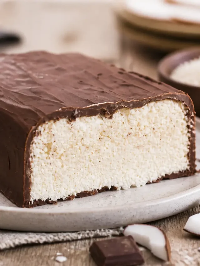 Torta Bounty Light al cocco con copertura di cioccolato fondente