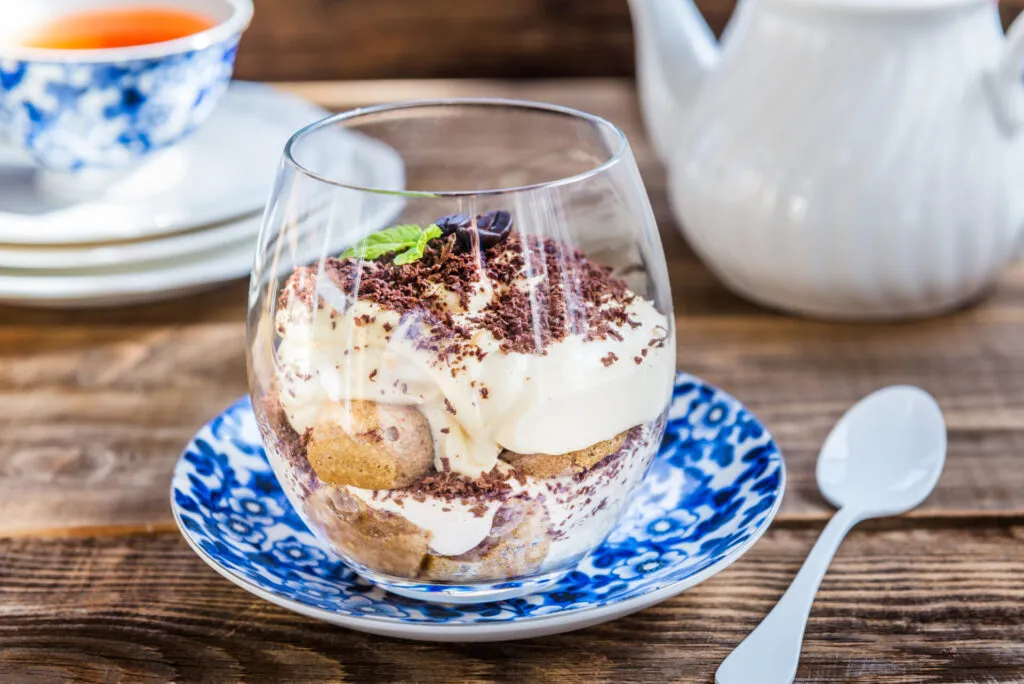 Tiramisù allo yogurt fit con cacao davanti al mare di Cefalù