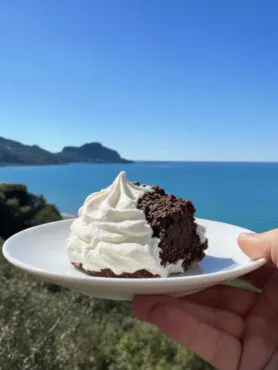 Meringa fit al cocco e cioccolato fondente vista mare a Cefalù