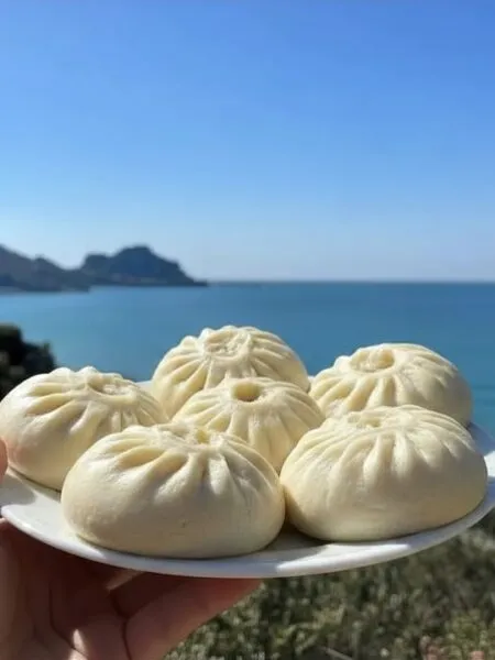 Panino dolce al vapore in vaporiera di bambù vista mare a Cefalù