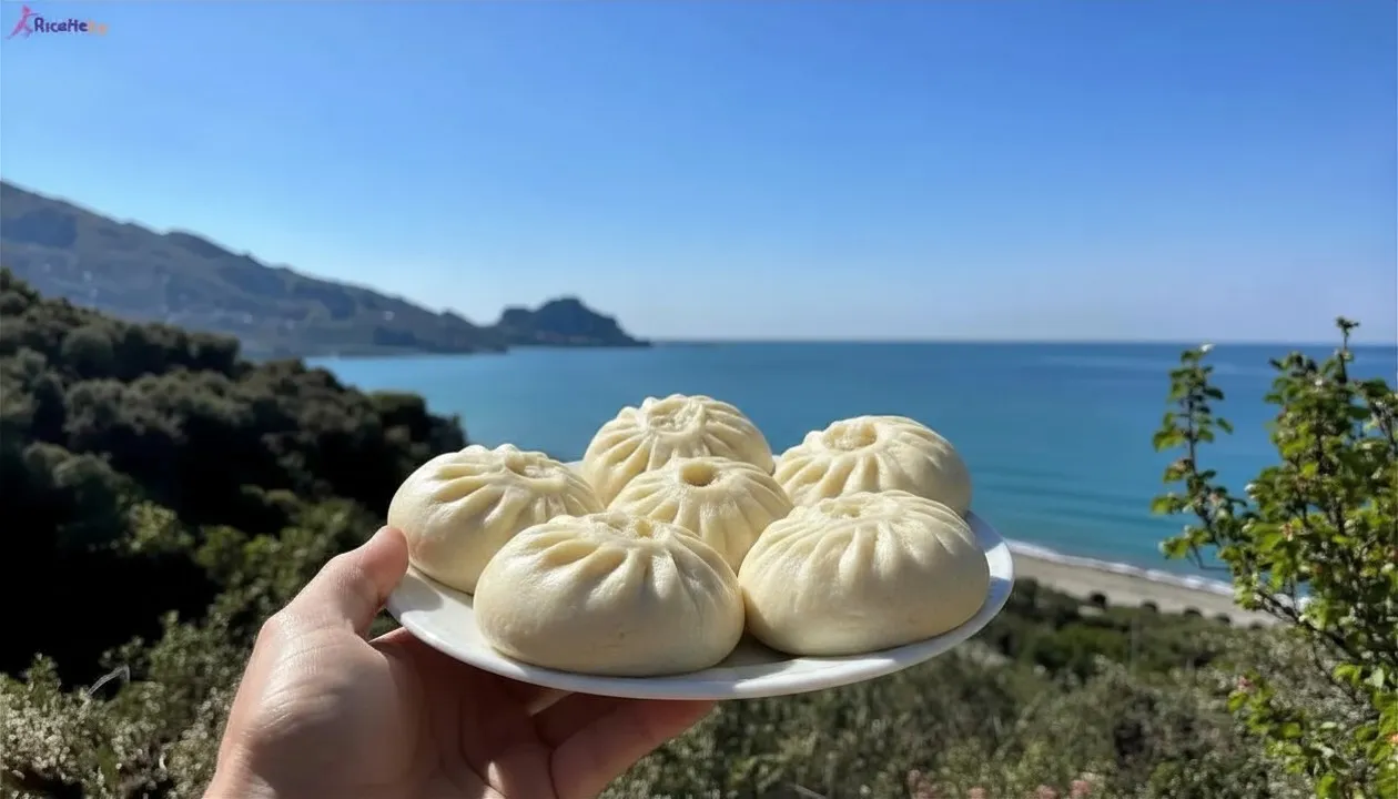 Panino dolce al vapore in vaporiera di bambù vista mare a Cefalù