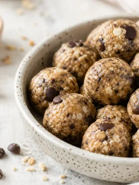 Energy balls avena e burro d’arachidi con gocce di cioccolato fondente