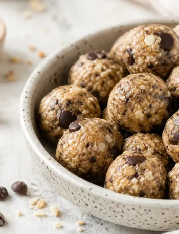 Energy balls avena e burro d’arachidi con gocce di cioccolato fondente