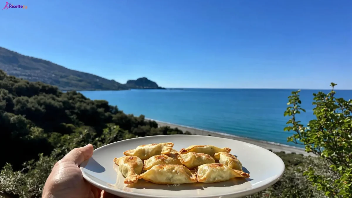 Fagottini fit di pasta brisè e mela su piatto con vista mare a Cefalù