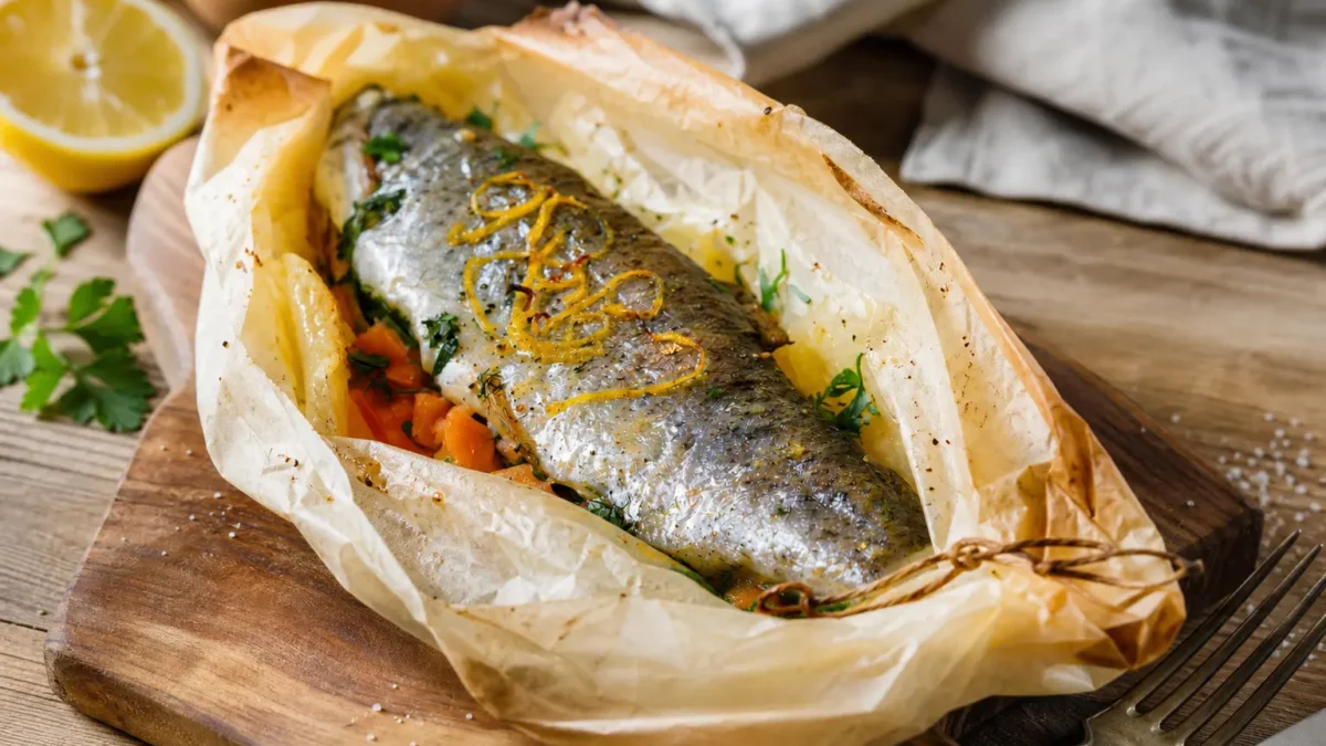 Filetti di trota al cartoccio con erbe, agrumi, patate e carote