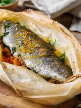 Filetti di trota al cartoccio con erbe, agrumi, patate e carote