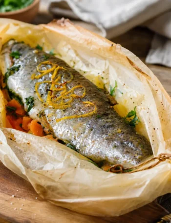 Filetti di trota al cartoccio con erbe, agrumi, patate e carote