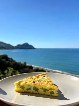 Fetta di frittata senza uova ai porri light con vista mare a Cefalù
