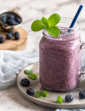 Frullato ai mirtilli fit con yogurt greco, banana, avena e menta fresca
