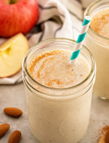 Frullato di mela e cannella fit in vasetti con yogurt greco e avena
