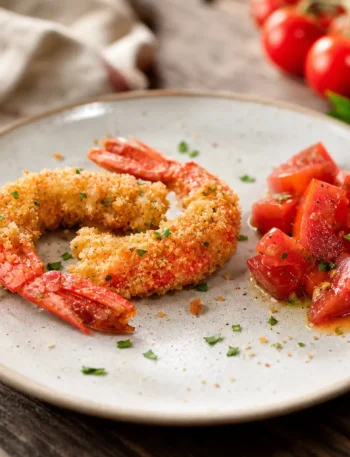 Gamberoni al forno con panatura di mandorle e pomodori conditi