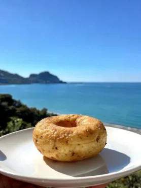 Graffa di patate integrale light su piatto bianco con vista mare a Cefalù