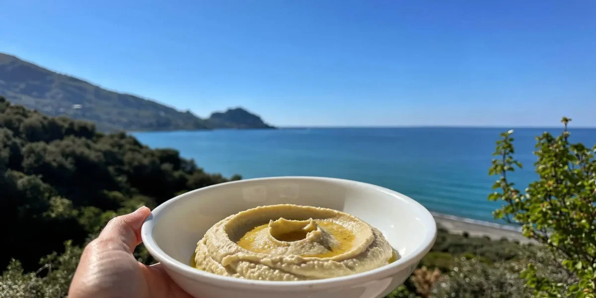 Hummus di ceci leggero senza tahina con olio extravergine vista mare a Cefalù