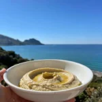Hummus di ceci leggero senza tahina con olio extravergine vista mare a Cefalù