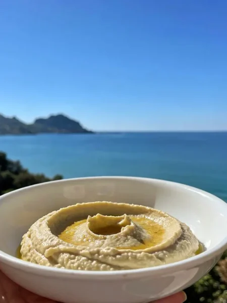 Hummus di ceci leggero senza tahina con olio extravergine vista mare a Cefalù