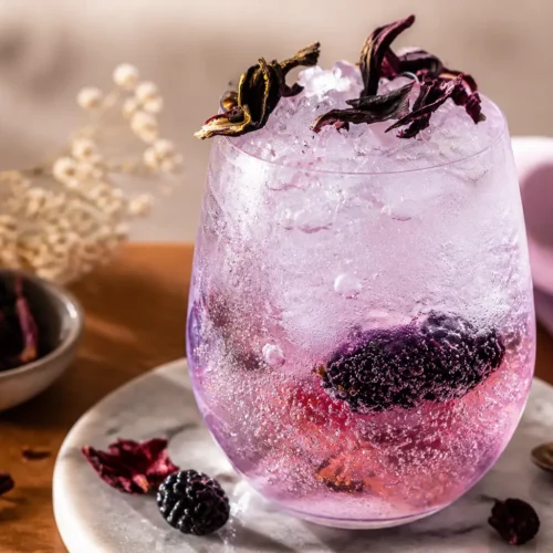 Infuso freddo di ibisco e lime con more