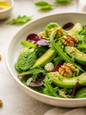 Insalata fit con avocado, noci, feta e foglie verdi