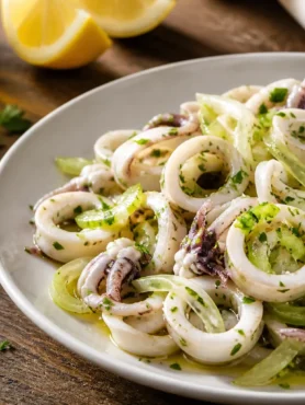 Insalata di calamari al vino bianco e limone con sedano e prezzemolo