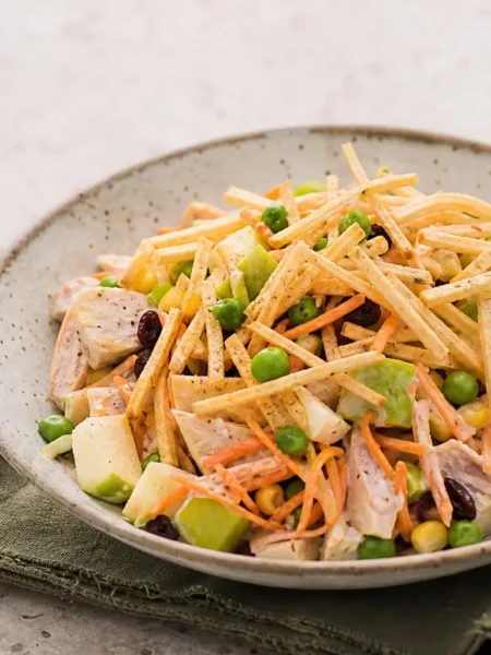 Insalata di pollo alla brasiliana fit con patate paglia al forno